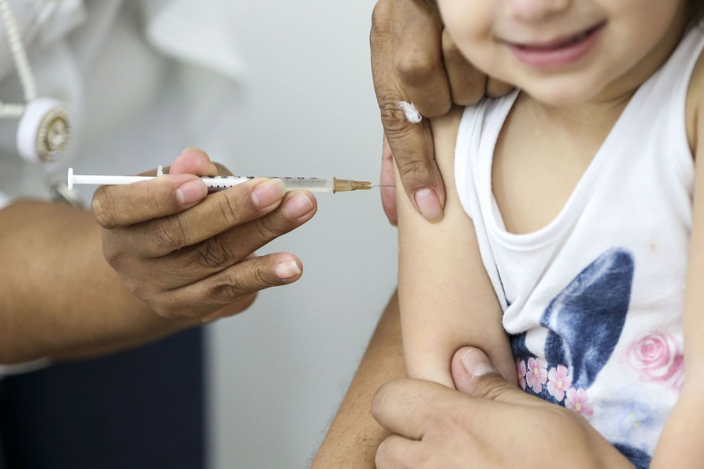 criança vacinando