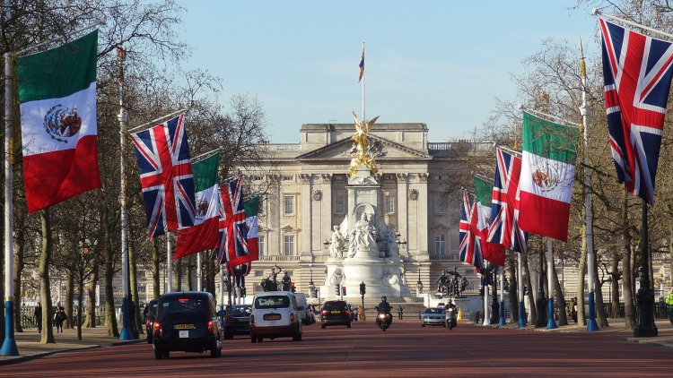 Homem armado é detido com bolsa suspeita do lado de fora do Palácio de Buckingham