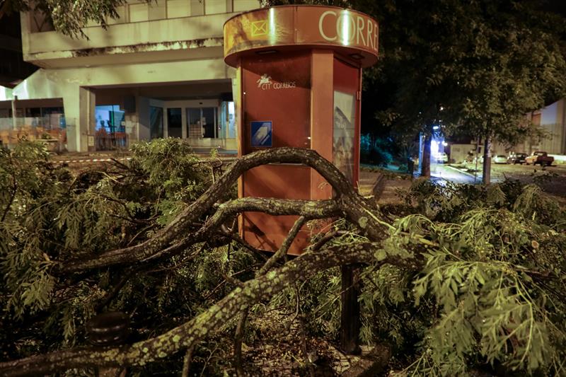 Tempestade Leslie atinge Portugal na madrugada deste domingo (14) e deixa ao menos 27 feridos