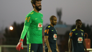 Alisson durante treinamento com a seleção brasileira