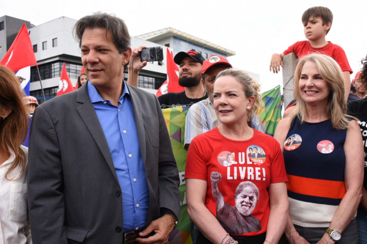 Após medidas de Haddad, Gleisi Hoffmann relaciona a alta do dólar à especulação do mercado