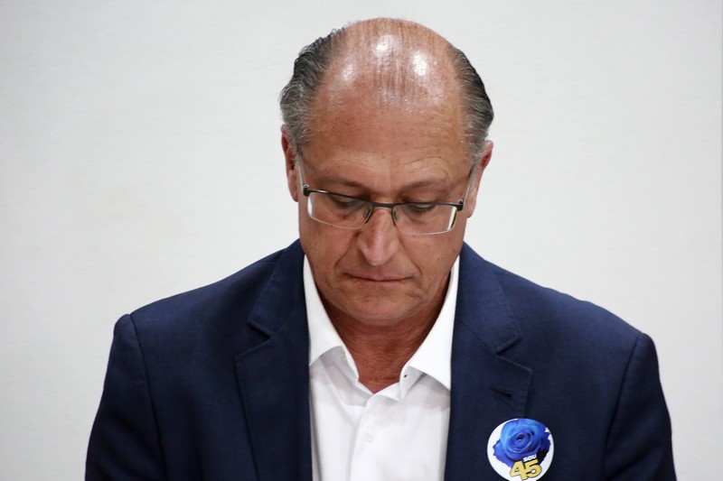 Geraldo Alckmin de terno azul e cabisbaixo