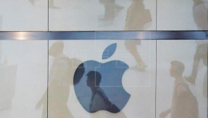 Sombra de homem passa em frente ao logotipo da Apple