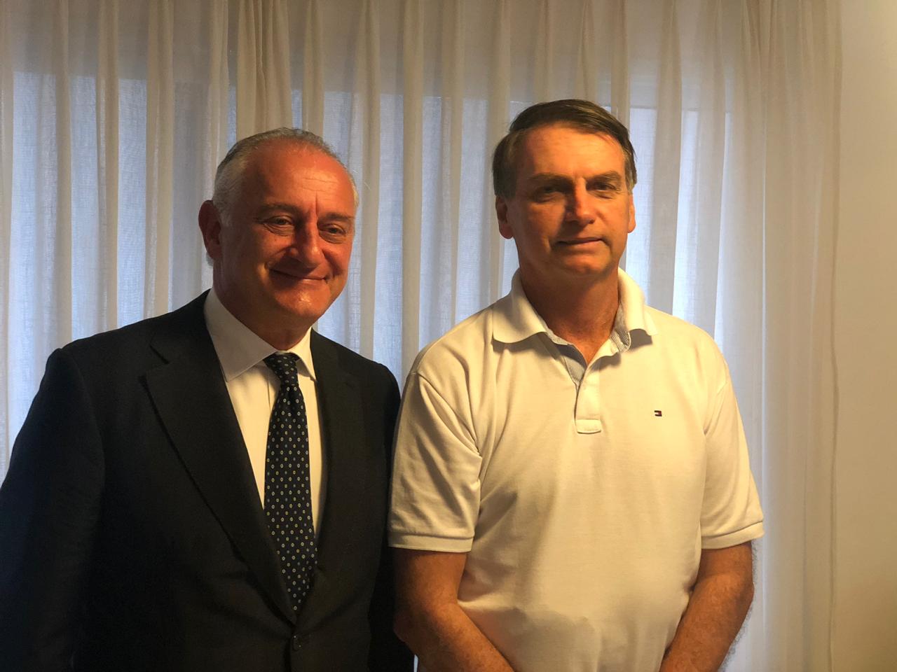 O presidente Jair Bolsonaro se reuniu na manhã desta segunda-feira com o embaixador da Itália no Brasil, Antonio Bernardini, em sua casa na Barra da Tijuca, Rio de Janeiro
