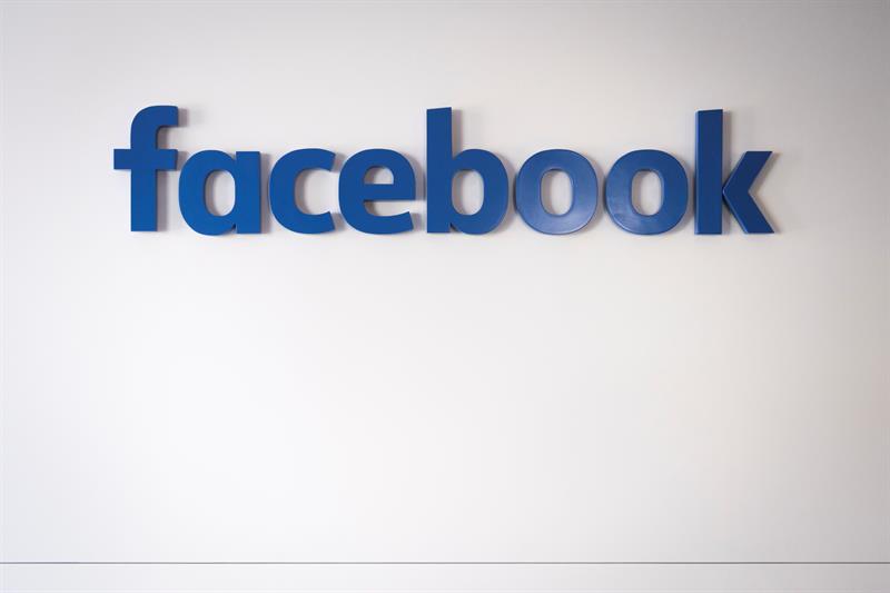 Facebook fica fora do ar para alguns usuários nesta segunda