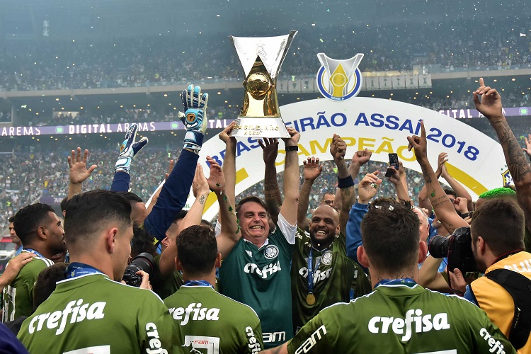 Bolsonaro crava Palmeiras campeão mundial e diz que Cruzeiro será