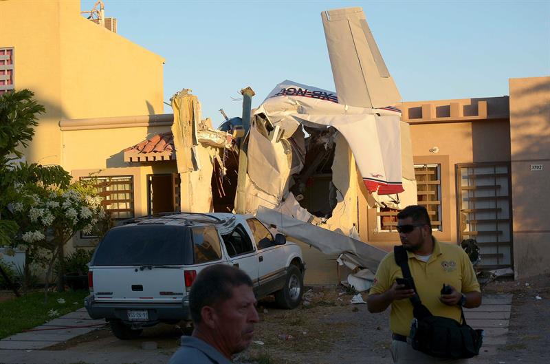 Avião cai sobre casa e mata quatro pessoas na cidade de Culiacán, no México