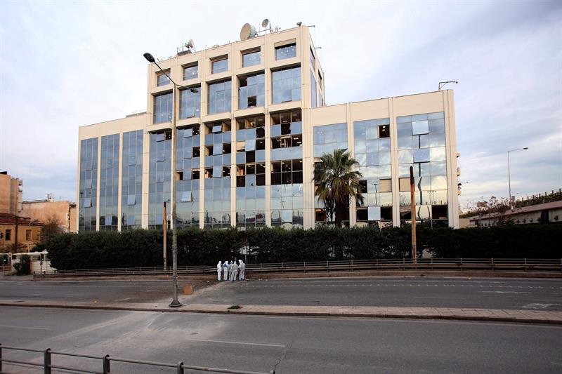 Um bomba caseira explodiu em frente à emissora de TV Skai, na Grécia, na madrugada desta segunda-feira (17)