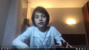 Michelzinho, de 9 anos, mantém um canal no Youtube onde mostra um pouco de sua rotina como filho do chefe mais importante da nação