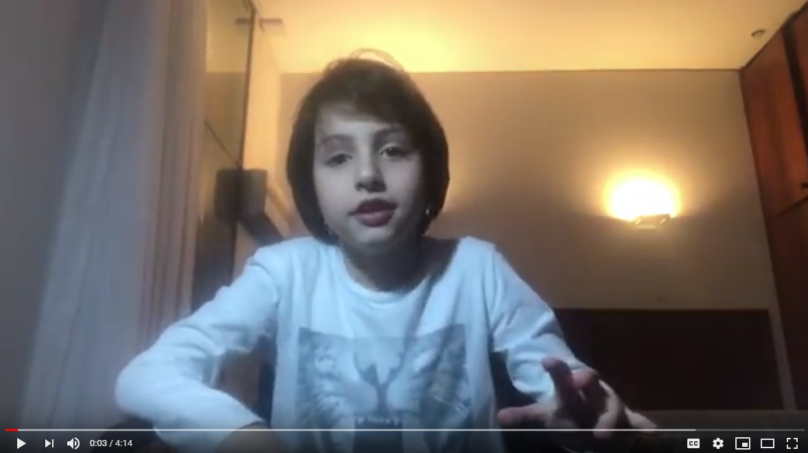 Michelzinho, de 9 anos, mantém um canal no Youtube onde mostra um pouco de sua rotina como filho do chefe mais importante da nação