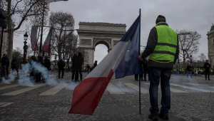 Mais de 1.700 pessoas foram detidas neste sábado (8), na França, em protestos dos chamados 'coletes amarelos' contra o presidente francês, Emmanuel Macron