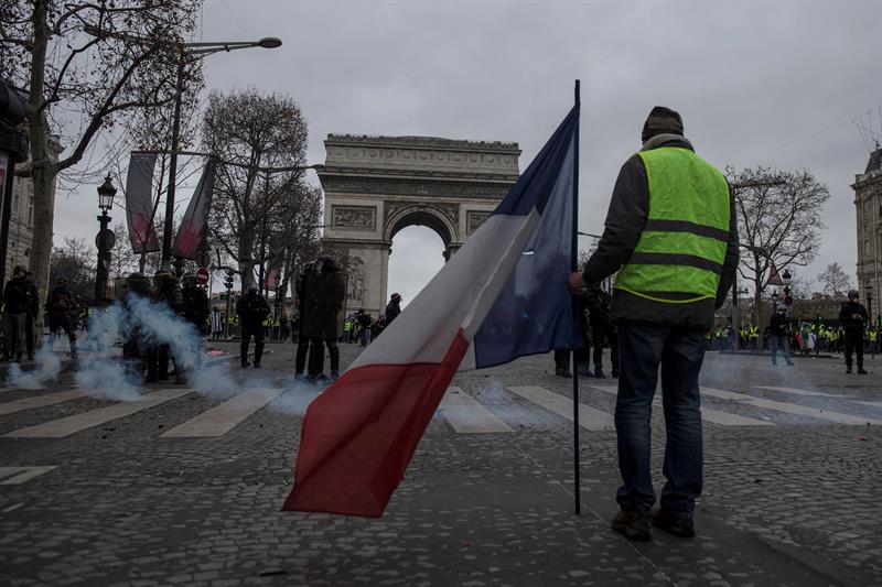 Mais de 1.700 pessoas foram detidas neste sábado (8), na França, em protestos dos chamados 'coletes amarelos' contra o presidente francês, Emmanuel Macron