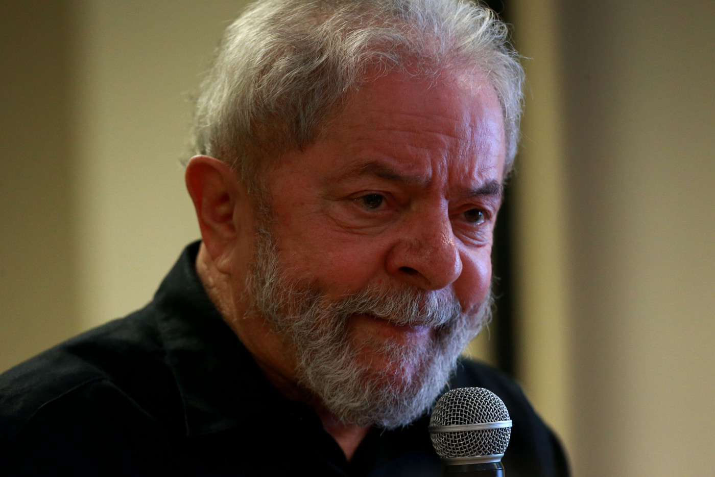 Presidente Lula falando ao micrfone