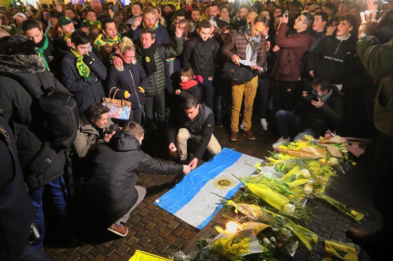 Torcedores do Nantes prestam homenagens a Emiliano Sala - Lance!