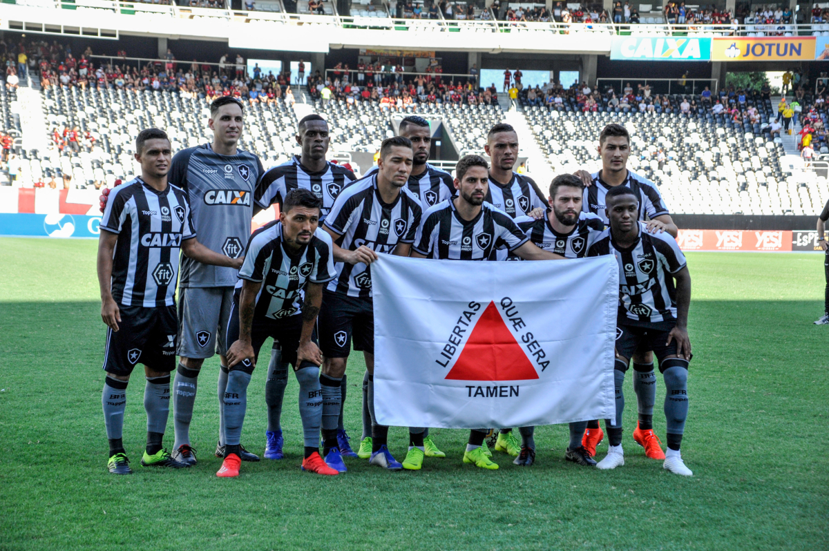 Flamengo homenageia jogadores que entraram em campo na final da