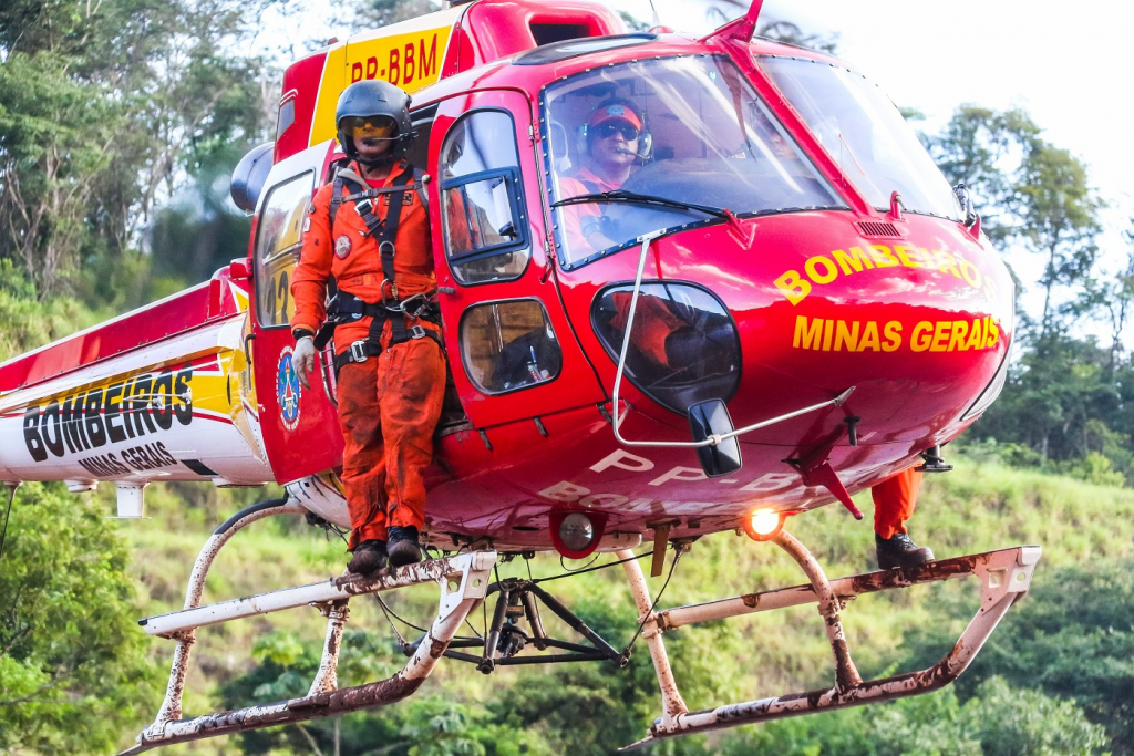 Bombeiros ampliam pontos de buscas por vítimas de desastre em barragem