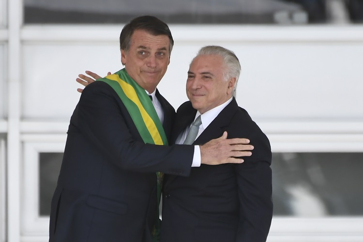Vaiado, Temer deixa posse de Bolsonaro 5 minutos após entregar ...