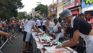 O bairro do Bexiga tem o tradicional bolo gigante nesta sexta-feira (25), para comemorar os 465 anos de São Paulo