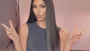 Kim Kardashian mostrou "grillz" nos dentes
