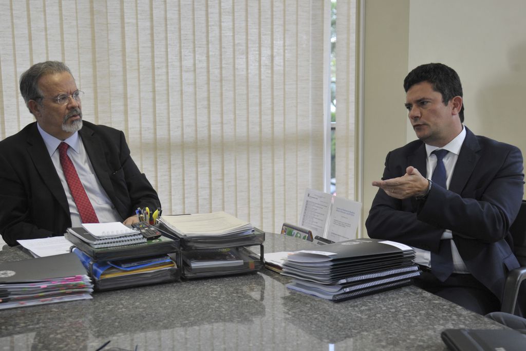 O agora ex-ministro da Segurança Pública Raul Jungmann e o novo ministro da pasta, o ex-juiz federal Sergio Moro