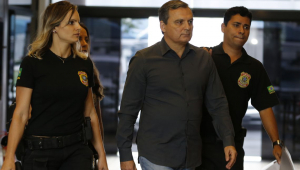 O ex-chefe da Casa Civil do governo Sérgio Cabral, Régis Fichtner, chega preso à sesde da Polícia Federal