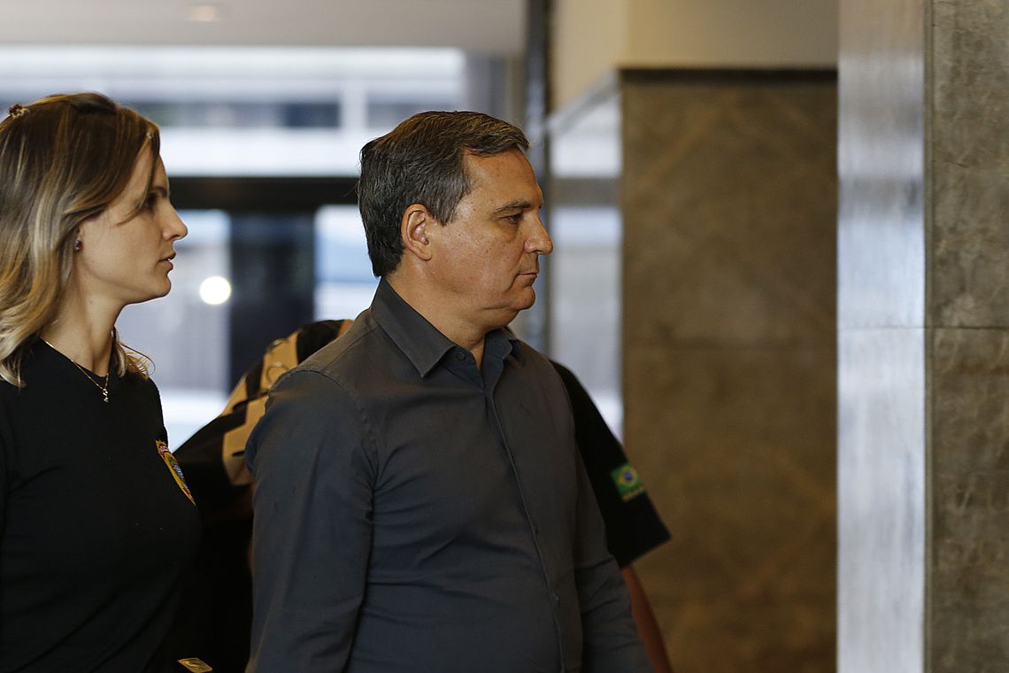 O ex-chefe da Casa Civil do governo Sérgio Cabral, Régis Fichtner, chega preso à sesde da Polícia Federal