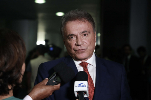 'Mendonça não vai desistir de cargo no STF nem Bolsonaro da indicação', diz Alvaro Dias