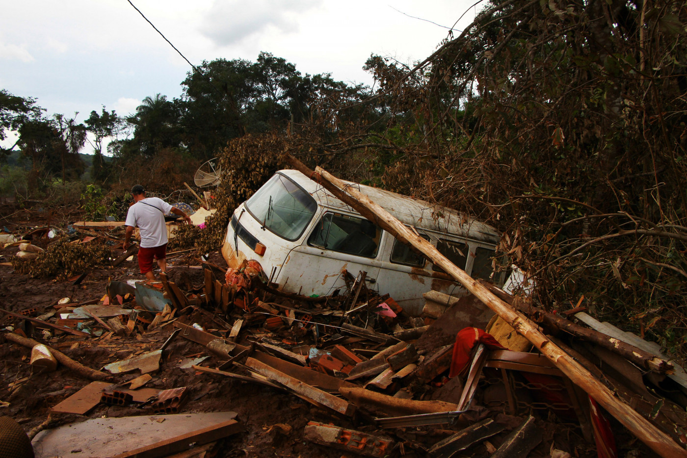 carro soterrado em meio lama após quebra da barreir de Brumadinho, em Minas Gerais