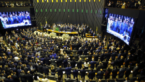 Congresso Nacional em foto tirada de cima com várias pessoas