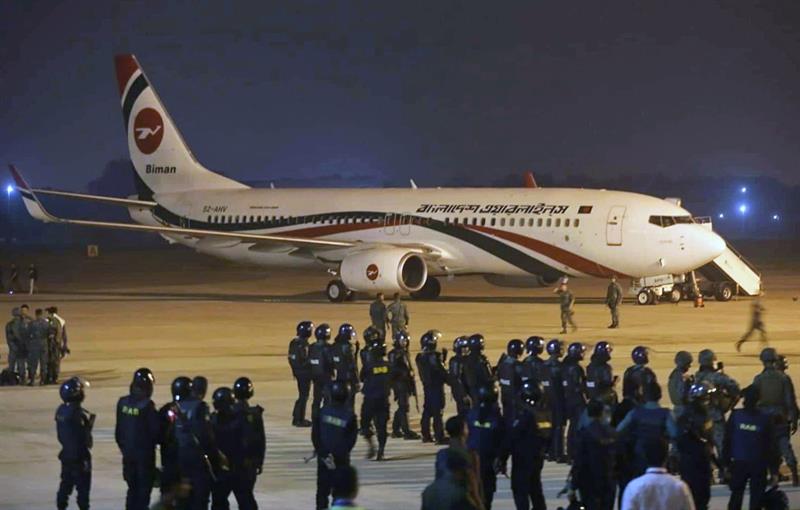 Um avião com destino a Dubai realizou um pouso de emergência em Chittagong, ainda em Bangladesh, após um homem tentar sequestrar a aeronave neste domingo (24)