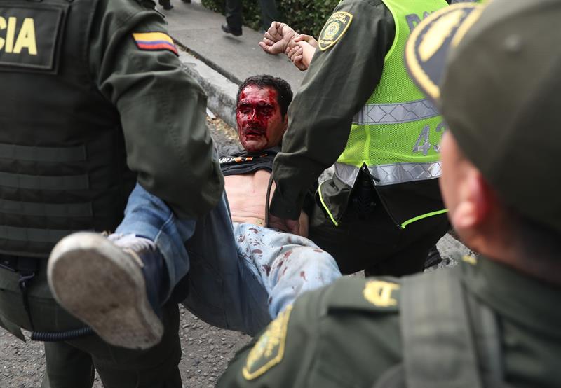 Confrontos entre a polícia da Venezuela e manifestantes na fronteira com a Colômbia