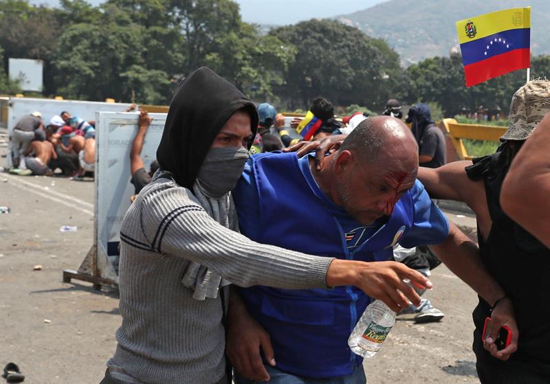 Confrontos na fronteira da Colômbia com a Venezuela deixou ao menos de 285 feridos