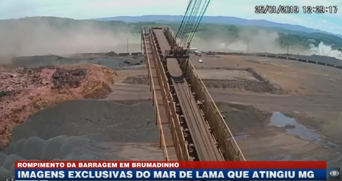 Um vídeo, obtido com exclusividade pela BandNews nesta sexta-feira (1º), mostra o momento exato em que a lama armazenada na barragem da Vale em Brumadinho (MG) avança pela área da mineradora.
