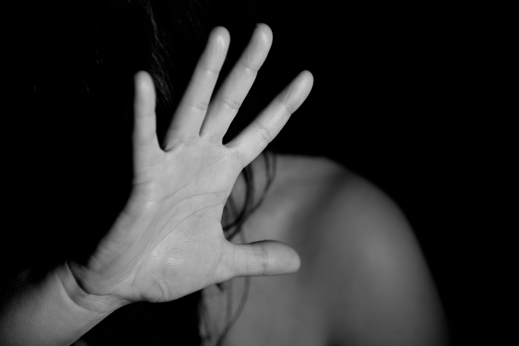 Mulher levantando a mão em foto preto e branco