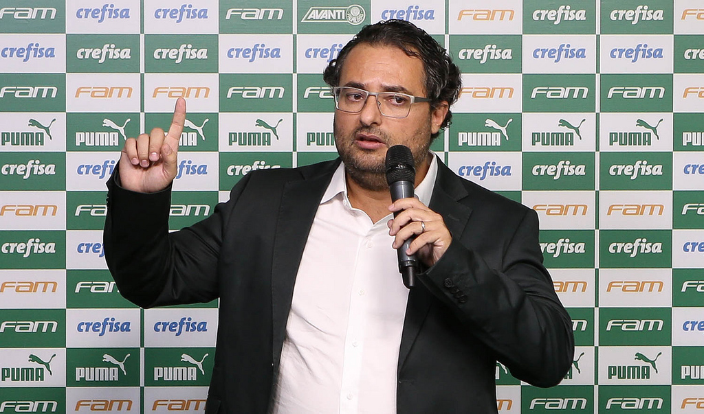 Alexandre Mattos, ex-diretor do Palmeiras, falando ao microfone