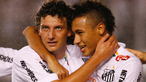 Neymar e Elano abraçados