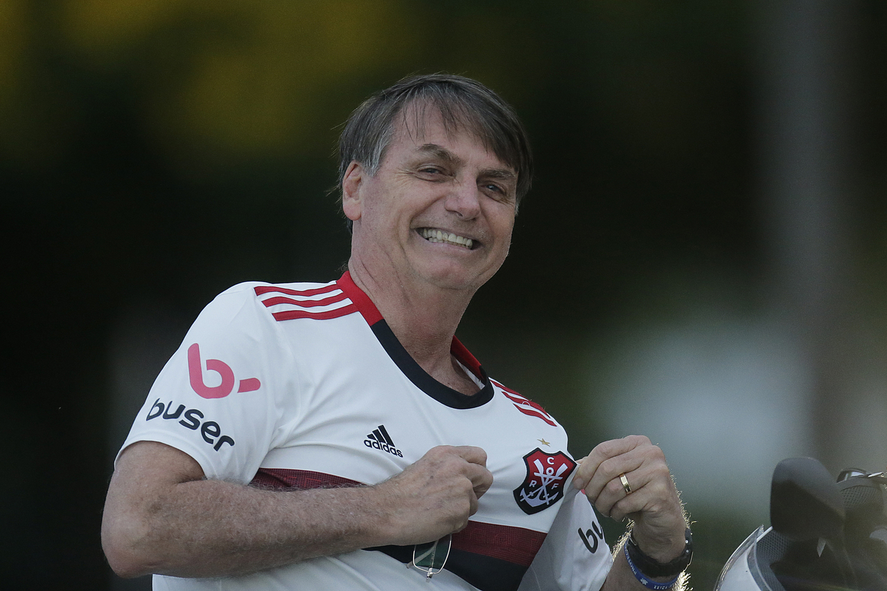 Bolsonaro já vestiu a camisa de vários times do Brasil, inclusive a do Flamengo