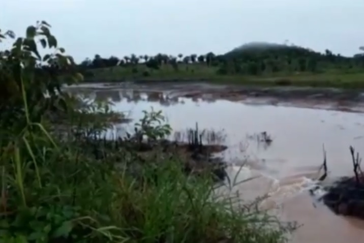 Uma tromba d'água rompeu uma barragem em Ariquemes, em Rondônia, nesta sexta-feira (29)