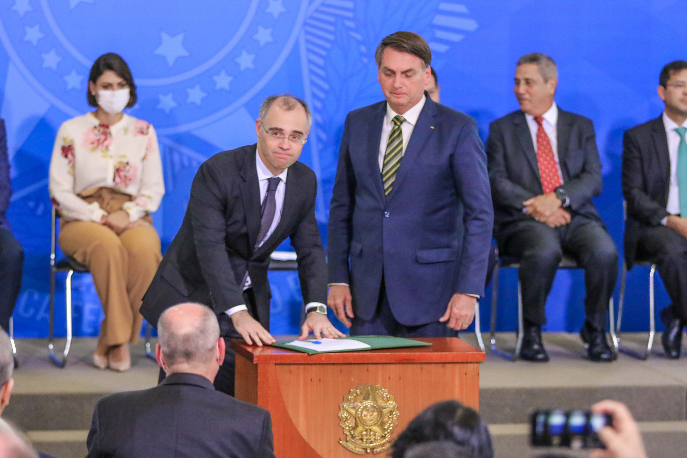 Ministro assina documento ao lado do presidente da República