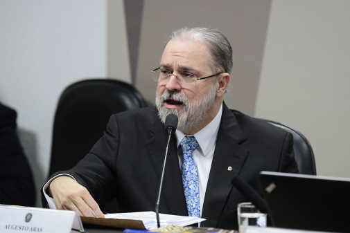 Aras se manifesta contra pedido de apreensão de celular de Bolsonaro
