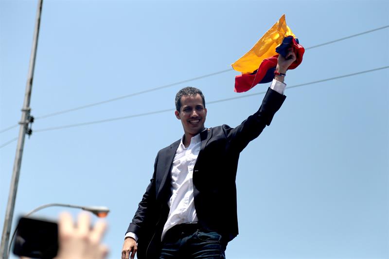 O autoproclamado presidente interino da Venezuela, Juan Gauidó, voltou nesta segunda-feira a Caracas, após onze dias de viagem pela América do Sul