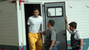 Marcola sai de um caminhão de transporte penitenciário