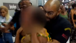 Um menino, de 12 anos, levou uma 'gravata' de um segurança do metrô do Rio de Janeiro
