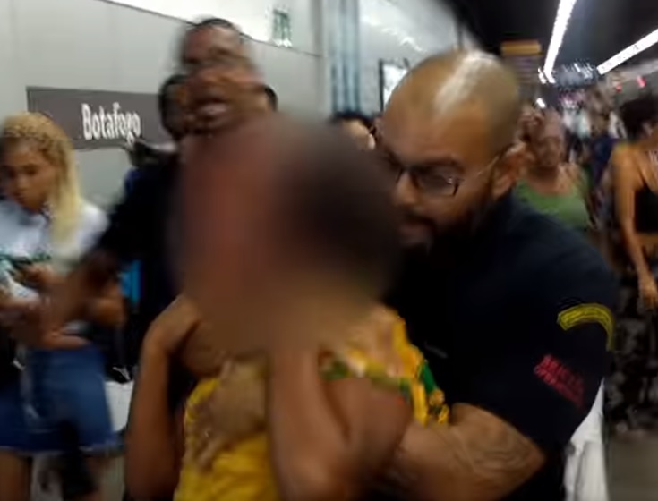 Um menino, de 12 anos, levou uma 'gravata' de um segurança do metrô do Rio de Janeiro