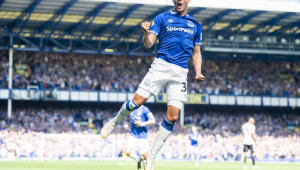 Richalison comemorando gol com a camisa do Everton, da Inglaterra