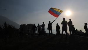 Manifestantes tremulam bandeira da Venezuela