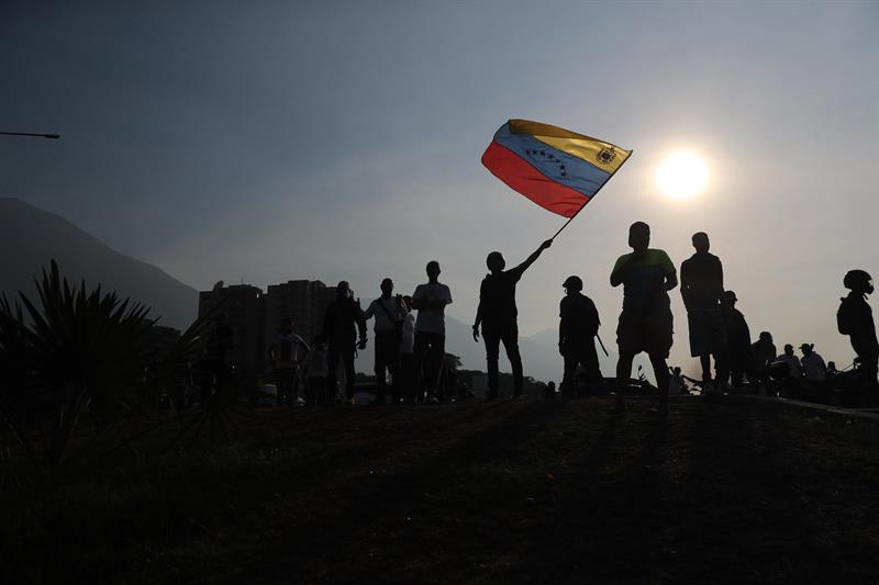 Manifestantes tremulam bandeira da Venezuela