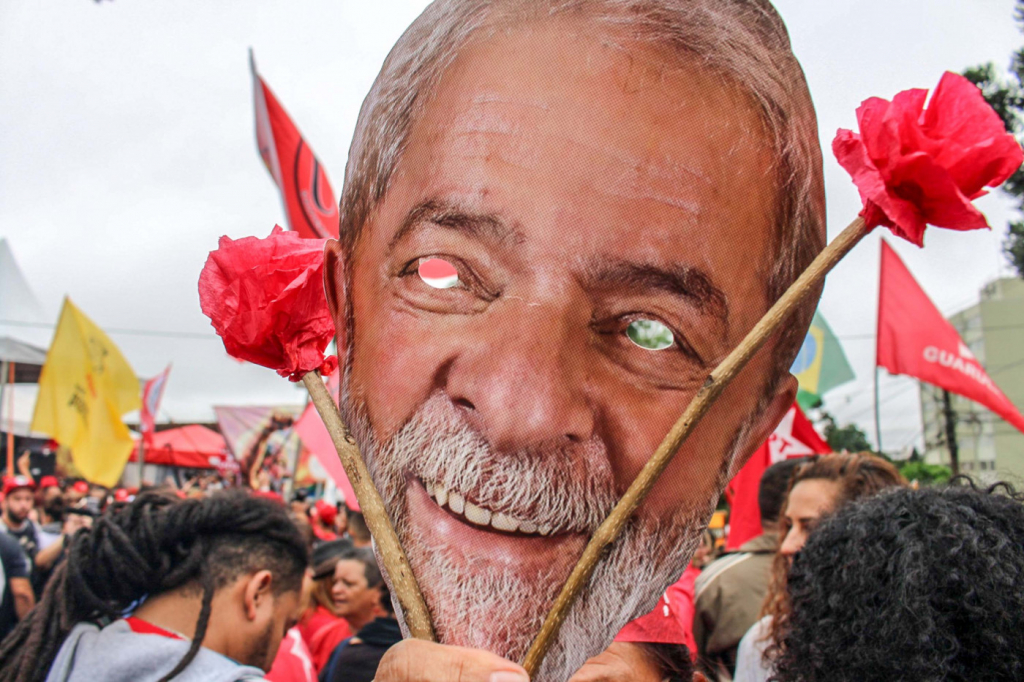 máscara de papel com o rosto de Lula