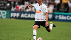 Danilo Avelar durante partida do Corinthians