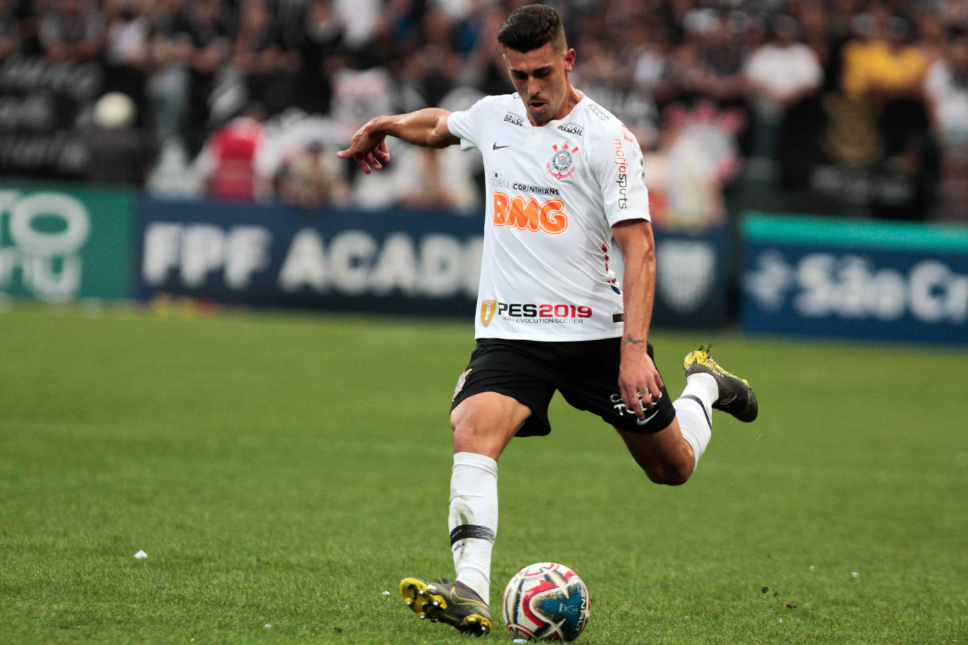Danilo Avelar durante partida do Corinthians